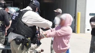 Redadas masivas en Estados Unidos: detienen a decenas de inmigrantes en una fábrica de Nebraska