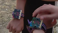 Un grupo de niños desarrolla una pulsera inteligente para facilitar el fútbol a niños con discapacidad auditiva