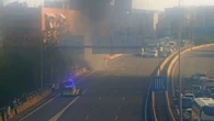 Un autobús incendiado obliga a cortar parcialmente la C-31 en Badalona