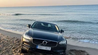 Denunciados 3 jóvenes que se acercaron tanto a la orilla del mar con el coche que se quedaron encallados en la arena