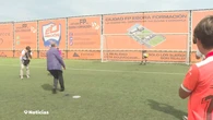 Vídeo: Tropezón de Emiliano García Page al más puro estilo Almeida al lanzar un penalti