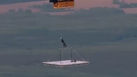El gimnasta Sergey Boytsov desafía a la muerte sobre un globo aerostático