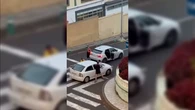 Vídeo: A golpes con los ocupantes de un coche en plena calle en Tenerife
