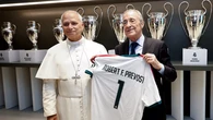 Florentino Pérez presume de las 15 Champions y regala a León XIV una camiseta del Real Madrid