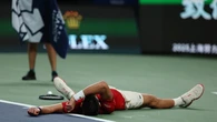La impactante imagen de Djokovic en Shanghái: tumbado y extenuado sobre la pista tras perder el segundo set ante Munar