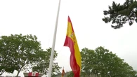 La bandera de España cae al suelo durante el acto de izado en el Día de las Fuerzas Armadas