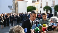 Olivenza despide a Guillermo Fernández Vara con un adiós íntimo y con la presencia de Pedro Sánchez