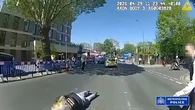 Vídeo de la espectacular detención del hombre que cuchillo en mano apuñaló a dos personas en la calle en Londres