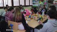 Reciclar, limpiar y reparar juguetes: la iniciativa de los alumnos de un instituto de Lucena para que ningún niño se quede sin regalo