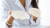 Los implantes de pecho podrían aumentar los falsos positivos en pruebas cardíacas, según un estudio