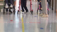 Las madres de 3 alumnas en silla de ruedas, desesperadas por tener que subir y bajar a sus hijas en brazos