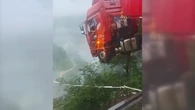 Milagro en China: un camionero sobrevive tras quedar colgado de un puente derrumbado por las lluvias torrenciales