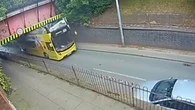 Vídeo: un tremendo accidente de autobús al chocar contra un puente deja 17 heridos, tres de ellos graves