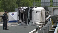 Mueren 5 policías forales al chocar contra un camión cisterna en la autopista AP-8 a su paso por Elgoibar