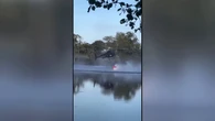 VÍDEO: Un helicóptero de bomberos se estrella en Francia mientras cargaba agua para luchar contra los incendios