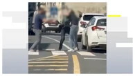 El vídeo de la detención de un hombre con comportamiento violento en plena calle de Melide, A Coruña, se hace viral por la ayuda de los vecinos