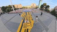 Greenpeace despliega una pancarta gigante de Trump vomitando petróleo en el centro de Madrid