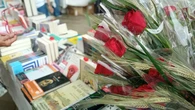 Sant Jordi llena Cataluña de libros, rosas y multitudes en una jornada marcada por la tradición