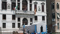 Escándalo por la boda de Jeff Bezos en Venecia: seguridad expulsa del hotel a huéspedes no invitados mientras la población protesta