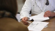 Detenido un exmédico en Australia por más de un centenar de violaciones y agresiones sexuales durante sus consultas