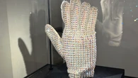 Subastan por 113.737 euros un guante que Michael Jackson llevó en 1988