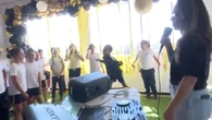 Una profesora DJ canaria imparte clases de inglés con una mesa de mezclas y al ritmo de música electrónica