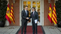 Pedro Sánchez recibe de urgencia a Salvador Illa en un encuentro privado en la Moncloa mientras se registra la sede de Ferraz