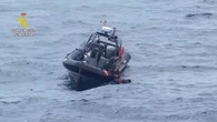 Rescatan en medio del mar a un hombre que pretendía llegar desde Tenerife a Gran Canaria subido sobre un palet de madera