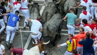 El quinto encierro de San Fermín, el más peligroso hasta ahora, deja un herido por asta de toro en la cara