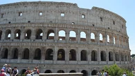 Un turista intenta trepar la verja del Coliseo pero cae y acaba empalado por la valla