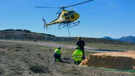 La Xunta reparte por aire 60 toneladas de alimento para la fauna en las zonas de los incendios