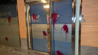 Vandalizan la sede del PP en Huesca con pintadas, huevos y dos pollos muertos