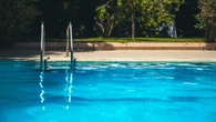Muere un menor tras recibir una descarga eléctrica al salir de una piscina en Sevilla