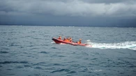 Rescatan con vida a una madre y a su hijo cinco días después del naufragio de un barco en Indonesia