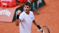 Rafa Jódar sigue haciendo historia en París y remonta dos sets a Carreño para meterse en cuartos