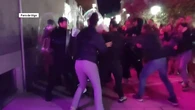 Tensión en Cangas por la tasa de basuras: la alcaldesa sale escoltada del ayuntamiento entre gritos y huevos