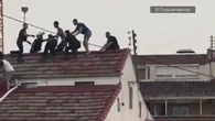 VIDEO: La rocambolesca persecución a pandilleros que huyen por los tejados tras apuñalar a un hombre y herir a una pareja con una botella