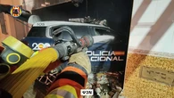 Vídeo: un coche policial se incendia tras empotrarse en una vivienda durante una persecución