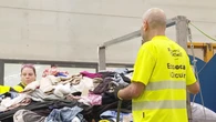 Montañas de ropa sin salida: el reto de Cáritas ante el tsunami del fast fashion