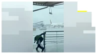VÍDEO: A la carrera por culpa de un temporal, una escalerilla se da la fuga en el aeropuerto
