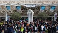 El papa reaparece tras 38 días y saluda desde la ventana del hospital