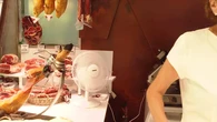 Ola de calor y sin aire acondicionado: trabajar en este mercado de Barcelona se ha convertido en un desafío diario
