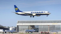 Un pasajero queda medio succionado tras desprenderse una ventanilla durante un vuelo de Ryanair