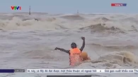 VÍDEO: El rescate in extremis de un pescador atrapado en el mar por el tifón Bualoi en Vietnam