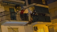 Dos policías sujetan a un hombre durante 20 minutos tras saltar al vacío desde un segundo piso en Vélez-Málaga