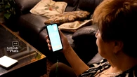 Un joven de Zaragoza crea un móvil adaptado para su abuela y transforma la vida de miles de personas mayores en España