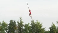 El salto con pértiga extremo que hace volar a los neerlandeses cada año en Kockengen