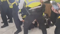VÍDEO: La Policía rocía con gas pimienta a un niño de 11 años en protestas antinmigrantes en Londres
