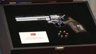 El polémico regalo de Erdogan al resto de líderes asistentes a la cumbre de la OTAN: un revólver personalizado