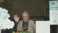 Anna Possi, la camarera de 100 años que sigue tras la barra igual que el primer día